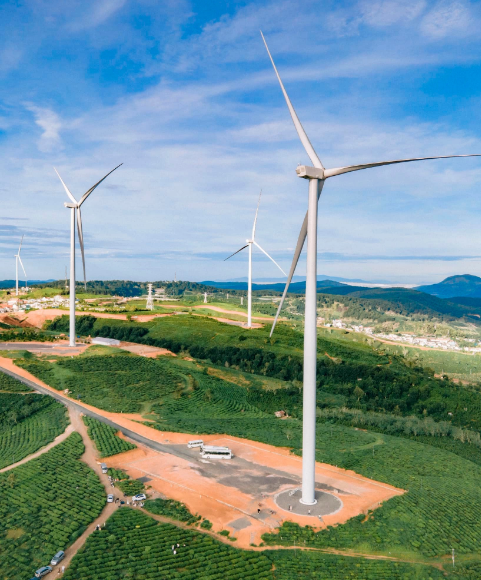 Rất nhiều nhiếp ảnh gia và các bạn trẻ đam mê "sống ảo" để cho ra đời những tấm ảnh nghệ thuật với đằng sau là những đồi chè xanh nối tiếp nhau trải dài vô tận. Ảnh: Blog của Rọt