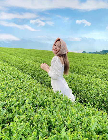 Nếu thích sự đơn giản hơn thì chỉ cần đi dạo trên đồi chè mênh mông, thoáng mát, bạn sẽ dễ dàng tìm được một "background" ưng ý để cho ra đời những bức ảnh tuyệt đẹp. Ảnh: Tạ Xuân Hương