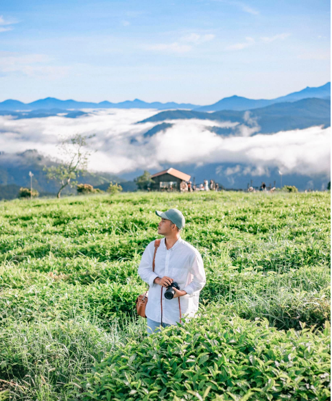 Nói đến đồi chè, các bạn trẻ miền Nam luôn nghĩ đến đồi chè Cầu Đất tại thành phố Đà Lạt mộng mơ. Vì nơi đây là "phông cảnh" quen thuộc cho ra đời những bộ ảnh thơ mộng, đậm chất thanh xuân của các chàng trai, cô gái. Ảnh: Blog của Rọt
