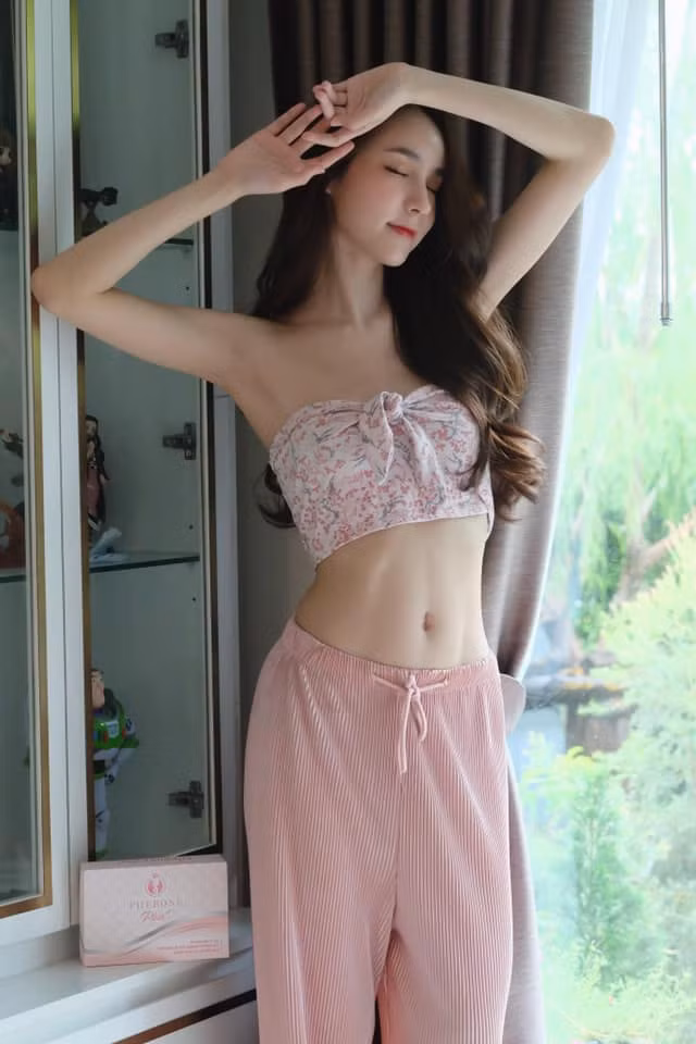 Nhờ sự nổi tiếng, người đẹp Thái Lan đang là gương mặt đại diện cho nhiều nhãn hàng tại đất nước này. Hiện cô cũng đang sở hữu một nhãn hàng mỹ phẩm riêng.