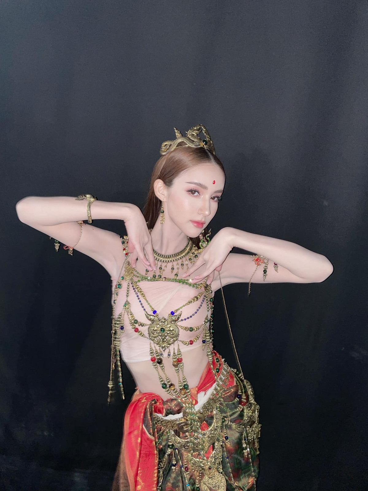 Với lợi thế chiều cao, thân hình nóng bỏng, đôi mắt to tròn, khuôn mặt Vline ấn tượng, nàng hot girl chuyển giới này khiến bất cứ người đối diện nào cũng phải "ngây ngất".