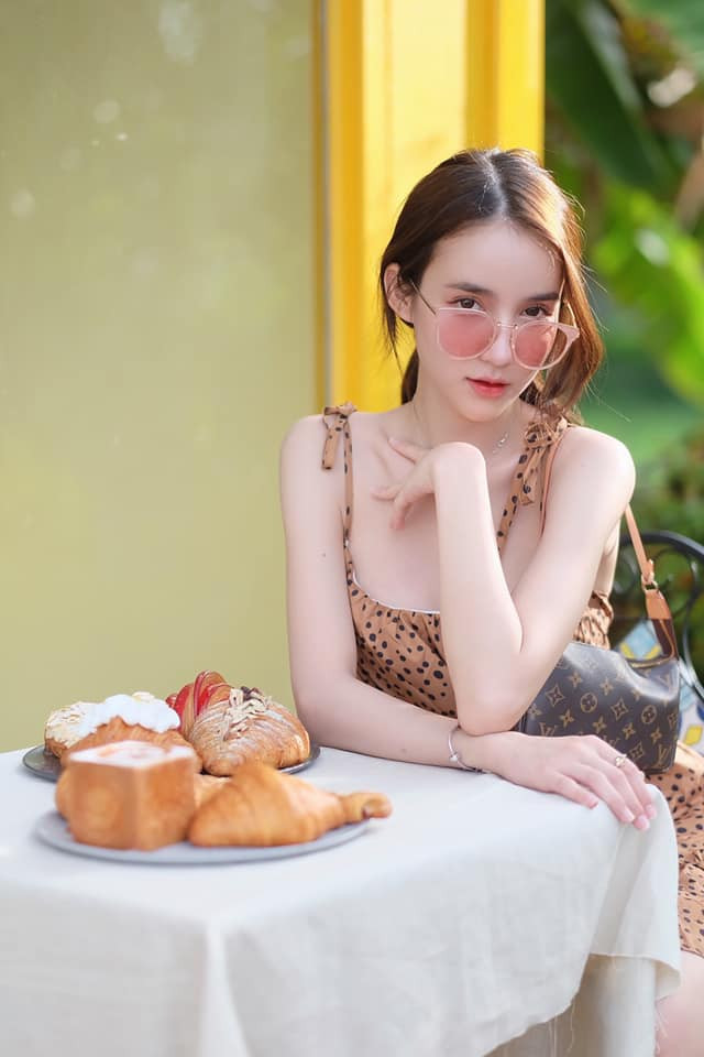 Cô cũng là hình mẫu lý tưởng của nhiều người đẹp chuyển giới tại Thái Lan và các quốc gia, vùng lãnh thổ khác.