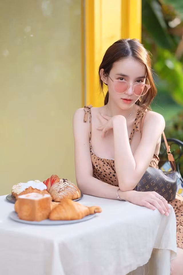 Cô cũng là hình mẫu lý tưởng của nhiều người đẹp chuyển giới tại Thái Lan và các quốc gia, vùng lãnh thổ khác.