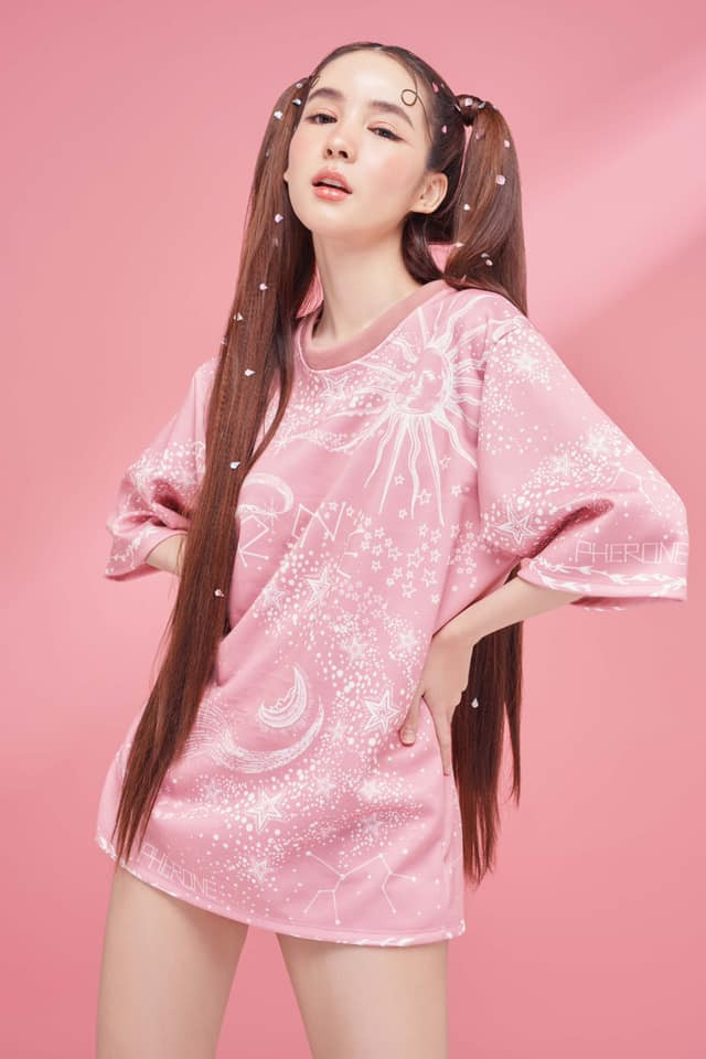 Yoshi được nhiều người biết đến khi tham gia chương trình Love Sick The Series (Yêu là Yêu).