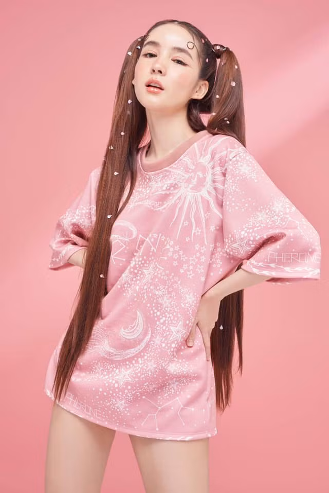 Yoshi được nhiều người biết đến khi tham gia chương trình Love Sick The Series (Yêu là Yêu).