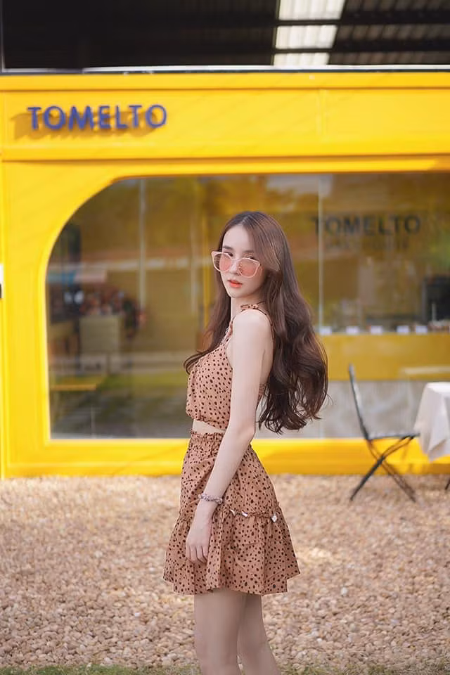 Sở hữu ngoại hình mảnh mai, nên Yoshi Rinrada thường xuyên chọn trang phục khoe tối đa vẻ đẹp hình thể.