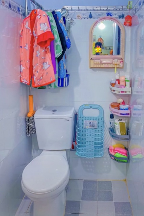 Phòng trọ dù chỉ có 1 phòng, diện tích chật hẹp nhưng lại được sử dụng hết công năng. Các đồ đạc trong nhà được bố trí rất hợp lý và không có một chút nào bừa bộn.