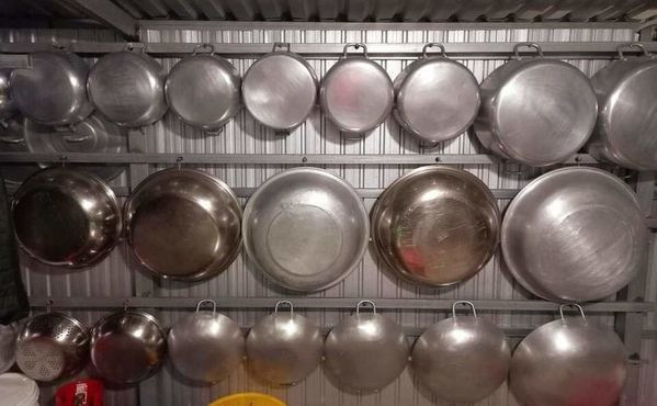 Được biết căn bếp cũng như cả ngôi nhà sạch đẹp, gọn gàng này là “tác phẩm” dọn nhà của cô Ngô Kim Loan mẹ của anh Thái Vũ Linh.