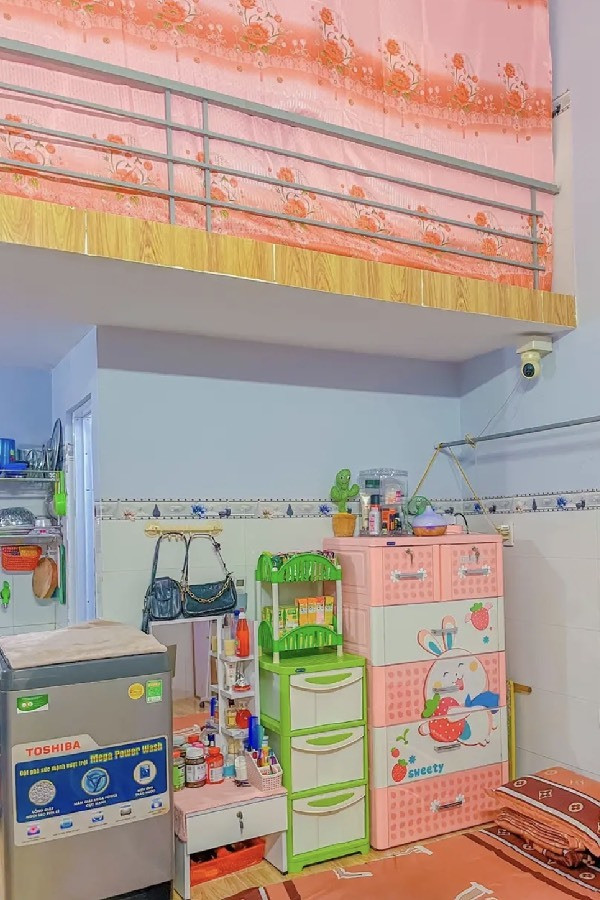 Không chỉ phòng bếp mà dạo một vòng quanh phòng trọ, từ phòng tắm đến giường ngủ và cả tủ lạnh cũng được chị chủ xếp cực kỳ ngay ngắn.