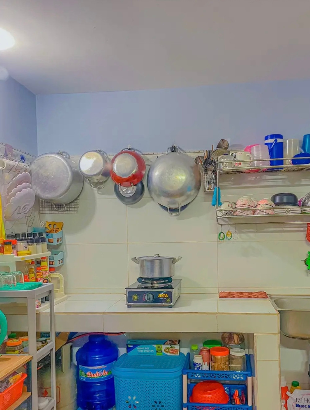Những hình ảnh về căn bếp ở phòng trọ tuy nhỏ nhưng vô cùng sạch sẽ và gọn gàng của một cô gái đang gây bão mạng xã hội.