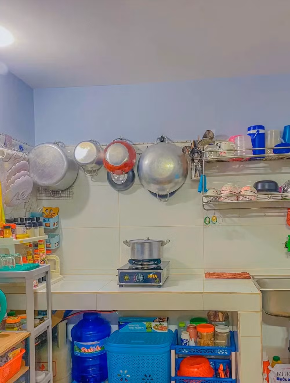 Những hình ảnh về căn bếp ở phòng trọ tuy nhỏ nhưng vô cùng sạch sẽ và gọn gàng của một cô gái đang gây bão mạng xã hội.