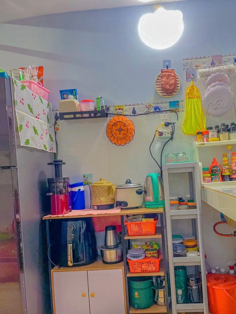 Cụ thể, theo những hình ảnh gia chủ chia sẻ, tất cả các đồ dùng làm bếp chị đều lau dọn và cất trên các khay, các kệ, loại nào ra loại đấy, sắp xếp vào từng khu vực riêng.