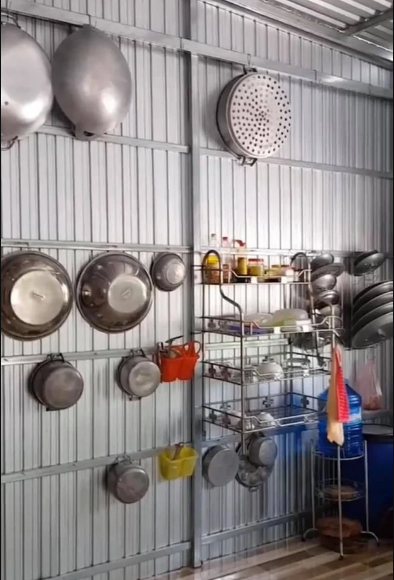 Bát đũa, chai lọ được cô Loan xếp rất gọn gàng, chia ra từng khu vực đâu vào đấy.