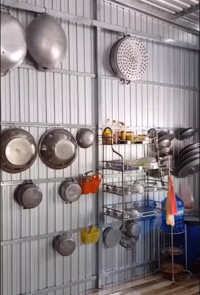 Bát đũa, chai lọ được cô Loan xếp rất gọn gàng, chia ra từng khu vực đâu vào đấy.