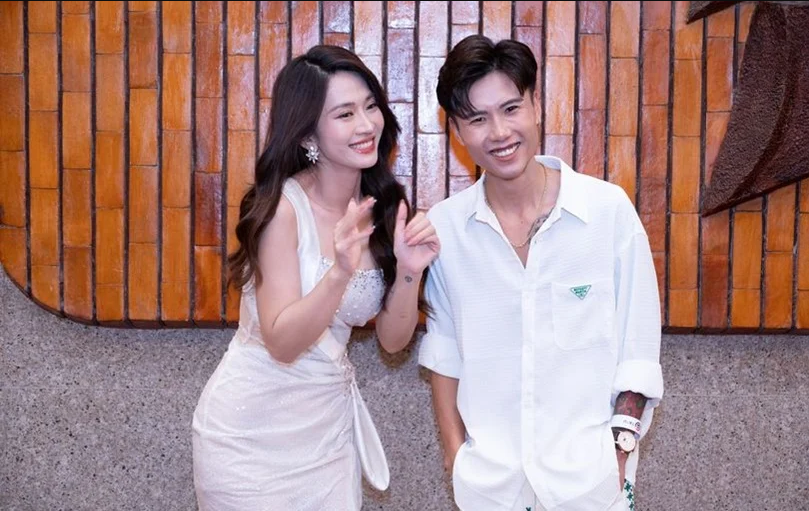 Mới nhất, cư dân mạng đang bàn tán rôm rả về hình ảnh 2 TikToker Đạt Villa và Lê Bống xuất hiện cùng nhau trong một sự kiện. Khoảnh khắc ghi lại, đôi trẻ diện đồ tông trắng, cùng nhau nở nụ cười thật tươi hướng về phía ống kính máy quay.