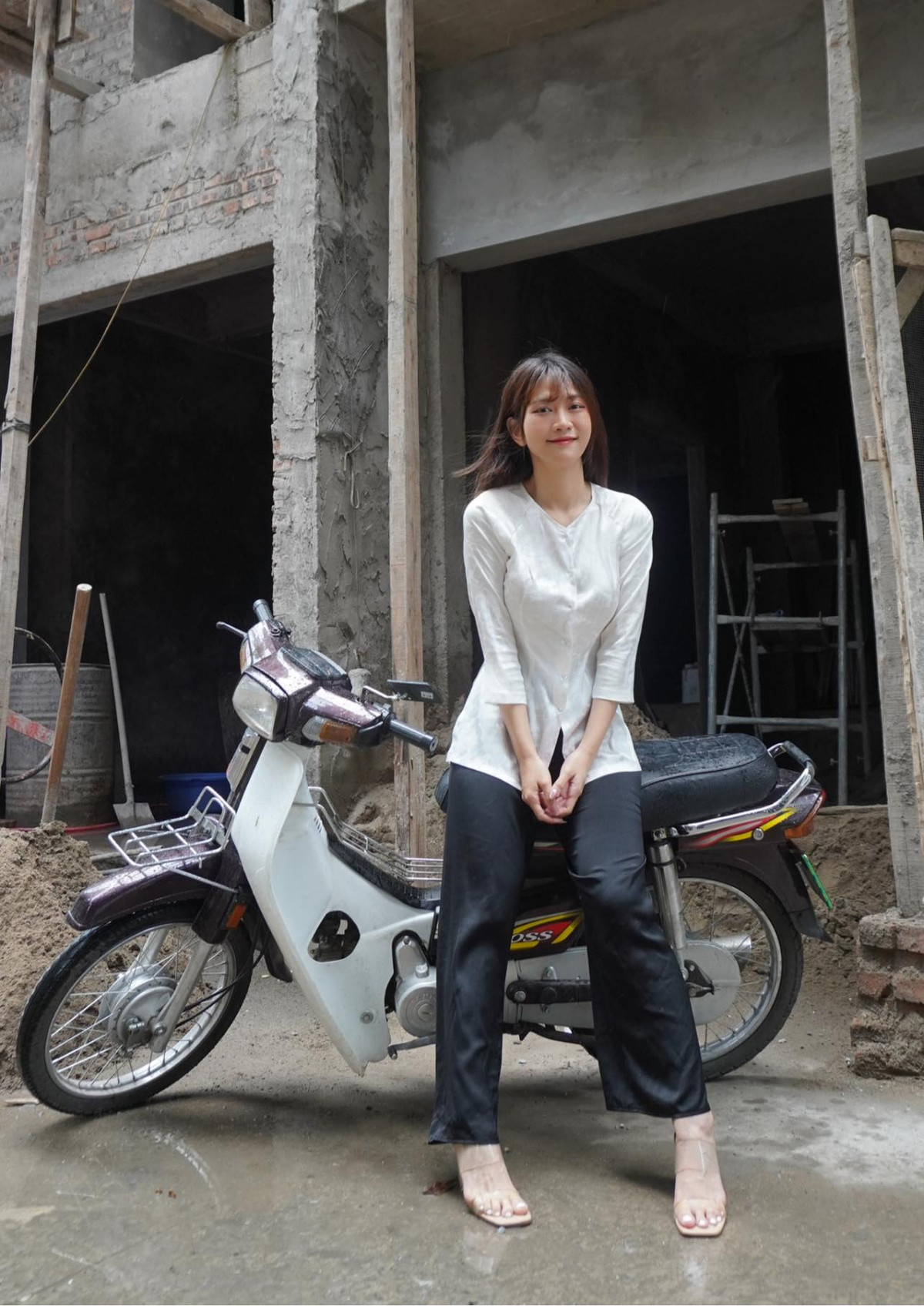 Trong khi Đạt Villa xuất hiện chỉn chu thì Lê Bống cũng gây ấn tượng với nhan sắc ngọt ngào, chuẩn "hoa hậu nhân ái".