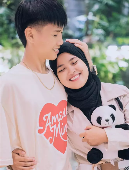 Tuy nhiên hiện tại chuyện tình ấy đã tan vỡ cách đây vài tháng, Đạt Villa tuyên bố cả 2 đã đường ai nấy đi. Ảnh: FBNV