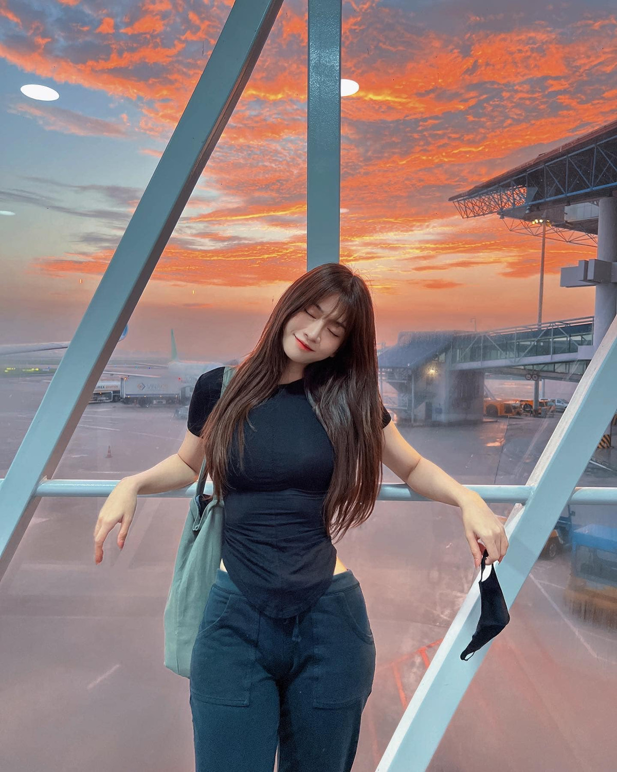 Vì bức hình cặp đôi vừa có nhan sắc lại tình tứ cạnh nhau nên ở phần bình luận bài đăng, netizen liên tục ghép đôi, hy vọng cả 2 có thể trở thành một cặp trong tương lai gần.