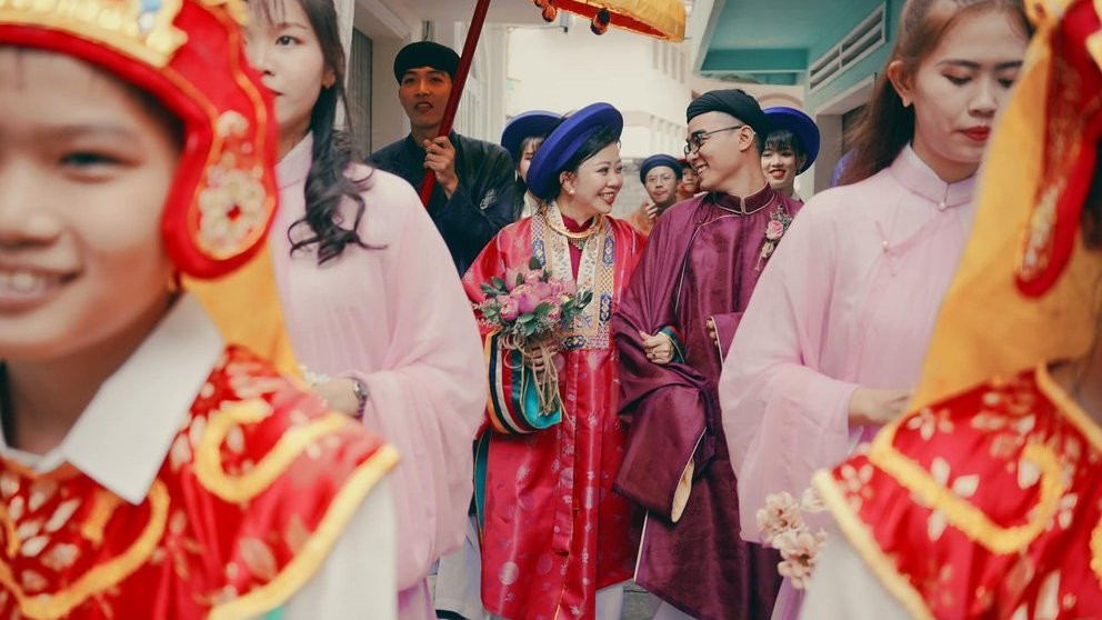 Giờ đây, nhiều bạn trẻ Việt đã sẵn sàng đầu tư cho mình một bộ trang phục xưa để chụp ảnh nghệ thuật, hay chưng diện trong những dịp lễ Tết. Hay thậm chí trong các bộ ảnh cưới, trong lễ ăn hỏi truyền thống cô dâu, chú rể cũng lựa chọn cổ phục để trưng diện. Ảnh: Người đưa tin