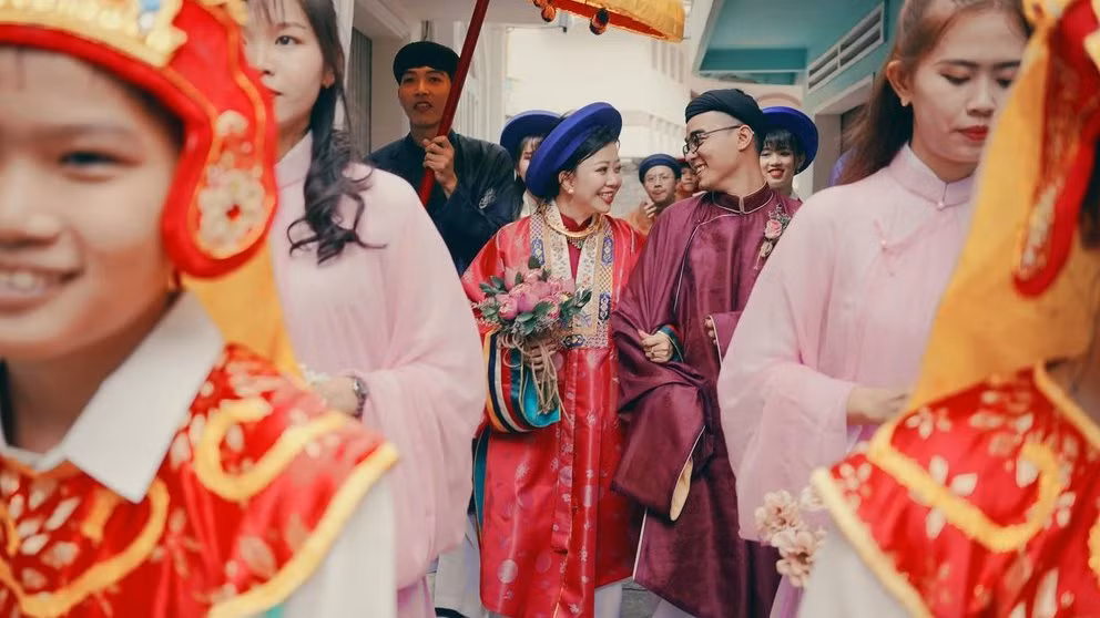 Giờ đây, nhiều bạn trẻ Việt đã sẵn sàng đầu tư cho mình một bộ trang phục xưa để chụp ảnh nghệ thuật, hay chưng diện trong những dịp lễ Tết. Hay thậm chí trong các bộ ảnh cưới, trong lễ ăn hỏi truyền thống cô dâu, chú rể cũng lựa chọn cổ phục để trưng diện. Ảnh: Người đưa tin