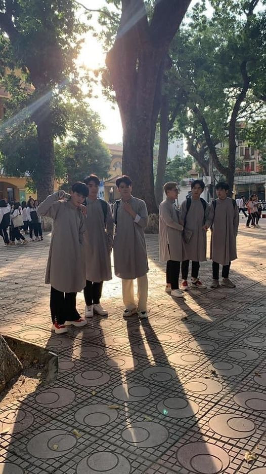 Cổ phục Việt Nam là một nét đẹp độc đáo, khiến bất cứ ai cũng muốn diện lên mình một lần trong đời. Và những cô gái, chàng trai này đã lựa chọn áo Tấc triều Nguyễn, chụp cho mình một bộ ảnh đẹp lung linh khiến netizen "mê mẩn". Ảnh: FB H.B