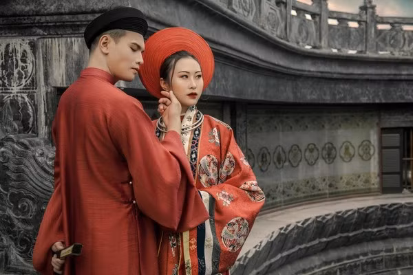 Chính những tấm áo đẹp đẽ ấy đã “kéo” nhiều người trẻ gần hơn với lịch sử khi lật giở lại những sự kiện của các thời kỳ. Ảnh: Phương Nguyễn - Việt Nam Ơi