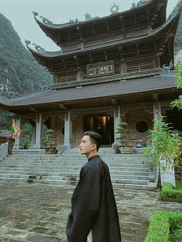 Điều đáng nói là, nó nhận được sự yêu thích và đón nhận của nhiều người từ mạng xã hội tới đời thật bởi vẻ đẹp, sự tinh tế và những giá trị văn hoá của trang phục mang lại. Ảnh: Trí Nguyễn - Việt Nam Ơi