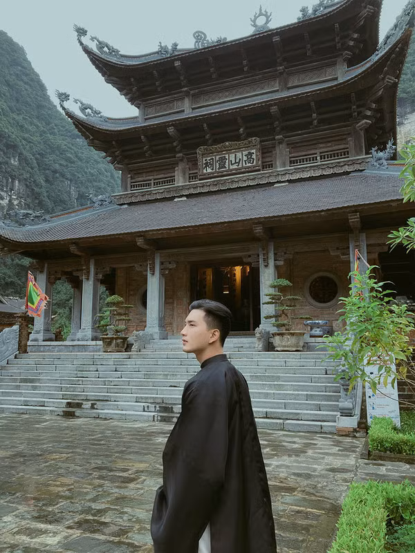 Điều đáng nói là, nó nhận được sự yêu thích và đón nhận của nhiều người từ mạng xã hội tới đời thật bởi vẻ đẹp, sự tinh tế và những giá trị văn hoá của trang phục mang lại. Ảnh: Trí Nguyễn - Việt Nam Ơi