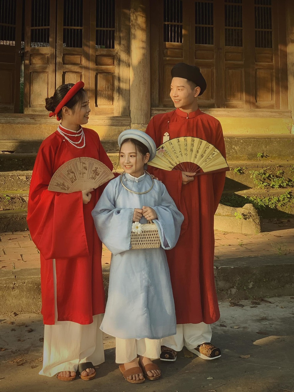 Cũng từ những trào lưu chụp ảnh, làm video về cổ phục Việt, hàng loạt thương hiệu cổ phục ra đời phục vụ nhu cầu cho giới trẻ. Ảnh: Phương Nguyễn