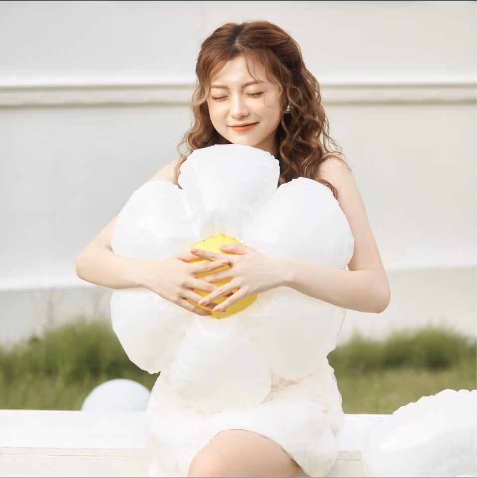 Sở hữu vẻ ngoài xinh đẹp, Thu Trang nhận được nhiều lời mời làm người mẫu. Ngoài ra, cô còn là streamer.