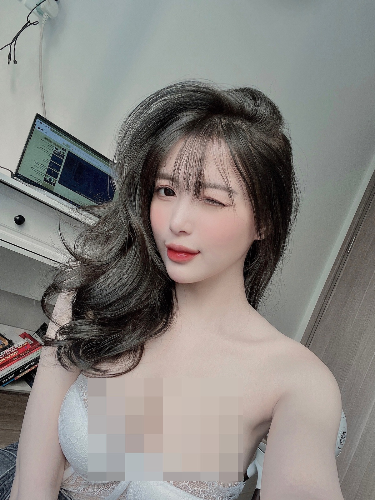 Gái xinh hiện đang kinh doanh và nhận được nhiều sự theo dõi trên mạng xã hội vì xinh đẹp.