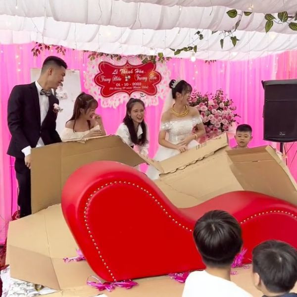 Đoạn clip quà mừng cưới của nhóm bạn thân của cô dâu chú rể nhanh chóng thu hút hàng trăm nghìn lượt xem, bày tỏ cảm xúc và chia sẻ từ cư dân mạng.