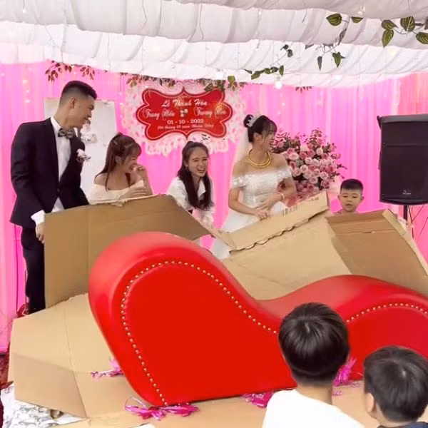 Đoạn clip quà mừng cưới của nhóm bạn thân của cô dâu chú rể nhanh chóng thu hút hàng trăm nghìn lượt xem, bày tỏ cảm xúc và chia sẻ từ cư dân mạng.