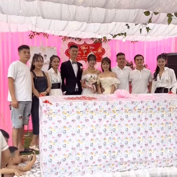 Mới đây trên MXH lại xuất hiện một màn tặng quà cưới bằng " ghế tình yêu" cực độc chỉ khiến cho cô dâu chú rể ngượng chín mặt.