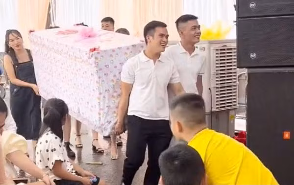Đoạn clip ghi lại khoảnh khắc trong một đám cưới, những người bạn đến dự có cả nam và nữ đã mang theo một món quà cưới "đặc biệt" khiến ai nấy cũng vô cùng háo hức, không biết bên trong là gì mà đựng trong một chiếc hộp quà rất to.