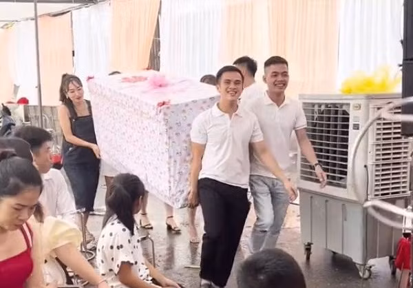 Theo clip, tất cả khách mời, người đến tới dự đám cưới đều trầm trồ khi thấy nhóm bạn thân từ cổng tiến vào hôn trường.