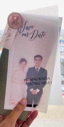 Trong ảnh PewPew đứng check in cùng khách mời, phía sau là background ghi tên mình và cô dâu Hồng Nhật.