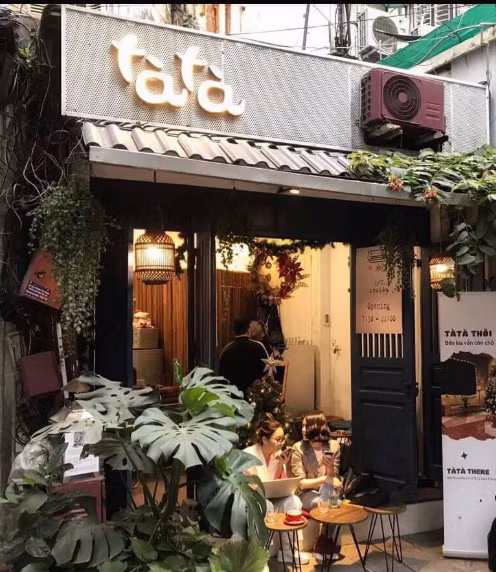 Tọa lạc ở phố Lý Đạo Thành, quán cà phê Tà Tà nằm bình yên hiếm thấy giữa trung tâm Hà Nội. Ảnh: @tata.coffeeshop