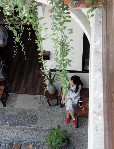 Cũng sử dụng tông màu trắng đan xen nâu gỗ tạo một cảm giác ấm cúng thoải mái cho khách ngồi lại, quán cũng thiết kế nhiều chỗ ngồi khá riêng tư nhưng vẫn có được sự gần gũi. Địa chỉ: Số 17 ngõ 28 Nguyên Hồng, Đống Đa, Hà Nội. Ảnh: @minhtri253