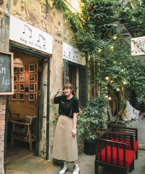 Đặc biệt vào khoảng thời gian Hà Nội vào mùa thu, quán cà phê này vô cùng thích hợp. Bên cạnh đó quán còn có thiết kế cửa kính khiến không gian bên trong cũng tràn ngập ánh sáng tự nhiên. Địa chỉ: Số 8A Phan Bội Châu, Hà Đông, Hà Nội. Ảnh: @linhthocam