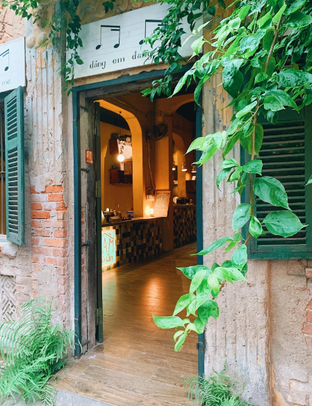 Hầm Trú Ẩn là địa điểm quá đỗi quen thuộc với hội ghiền cà phê dù vào bất cứ mùa nào. Ảnh: @ngocanhnguyen