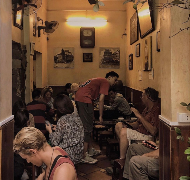 Nhắc đến mùa thu ở Hà Nội khó lòng mà bỏ qua được món cà phê trứng, và Cafe Giảng được biết đến như một thương hiệu cà phê lâu đời nhất nhì tại Hà thành. Ảnh: @theannoyingtrang