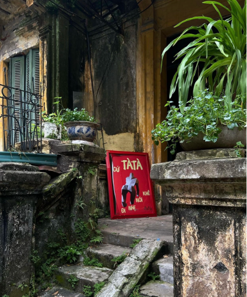 Quán chỉ bài trí đơn giản cùng hàng ghế sắp trên vỉa hè đúng chất quán cà phê Hà Nội, những ngày thời tiết mát mẻ ngồi tại đây nhâm nhi ly cà phê thì rất hợp cảnh. Địa chỉ: Số 3 &amp; Số 8 Lý Đạo Thành, Hoàn Kiếm, Hà Nội. Ảnh: @minhtri253