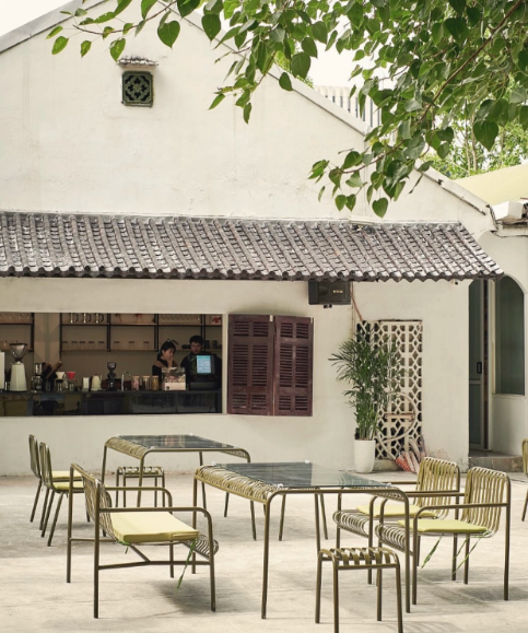 Quán cà phê đẹp, vừa lạ vừa quen không thể không kể đến khi nói về những địa điểm đẹp để tận hưởng mùa thu Hà Nội là Civie Coffee. Quán có vị trí khá đặc biệt, nằm bên trong khuôn viên của khu khảo cổ học. Ảnh: @wellcoffee.vn