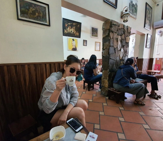 Nhiều khách vẫn lựa chọn đến đây để thưởng thức hương thơm nóng hổi cùng vị trứng ngọt dịu trong tách cà phê giữa chiều thu Hà Nội. Địa chỉ: Số 39 Nguyễn Hữu Huân, Hoàn Kiếm, Hà Nội. Ảnh: @theannoyingtrang