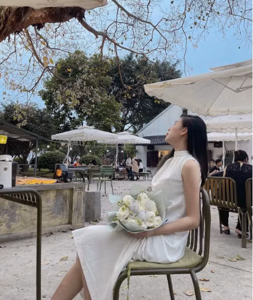 Không gian quán hoàn toàn nằm ở ngoài trời được che phủ bởi cây cổ thụ xum xuê lá, đây là một nơi rất lý tưởng để tận hưởng một Hà Nội chẳng khói bụi ồn ào. Địa chỉ: 18 Hoàng Diệu, Ba Đình, Hà Nội. Ảnh: @dthuyyduongg