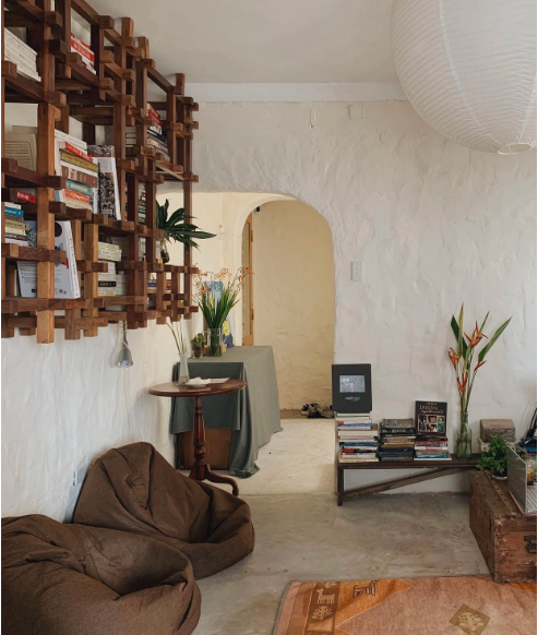 Chỗ này chỗ kia là một quán cà phê khá mới nằm trong căn hộ ở tầng 4 của khu tập thể cũ. Ảnh: @novetourdi