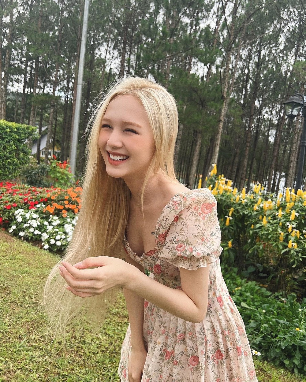 Ở hiện tại, dù đã kết hôn cô vẫn tiếp tục làm việc rất vất vả chứ không hề như góc nhìn của mọi người.