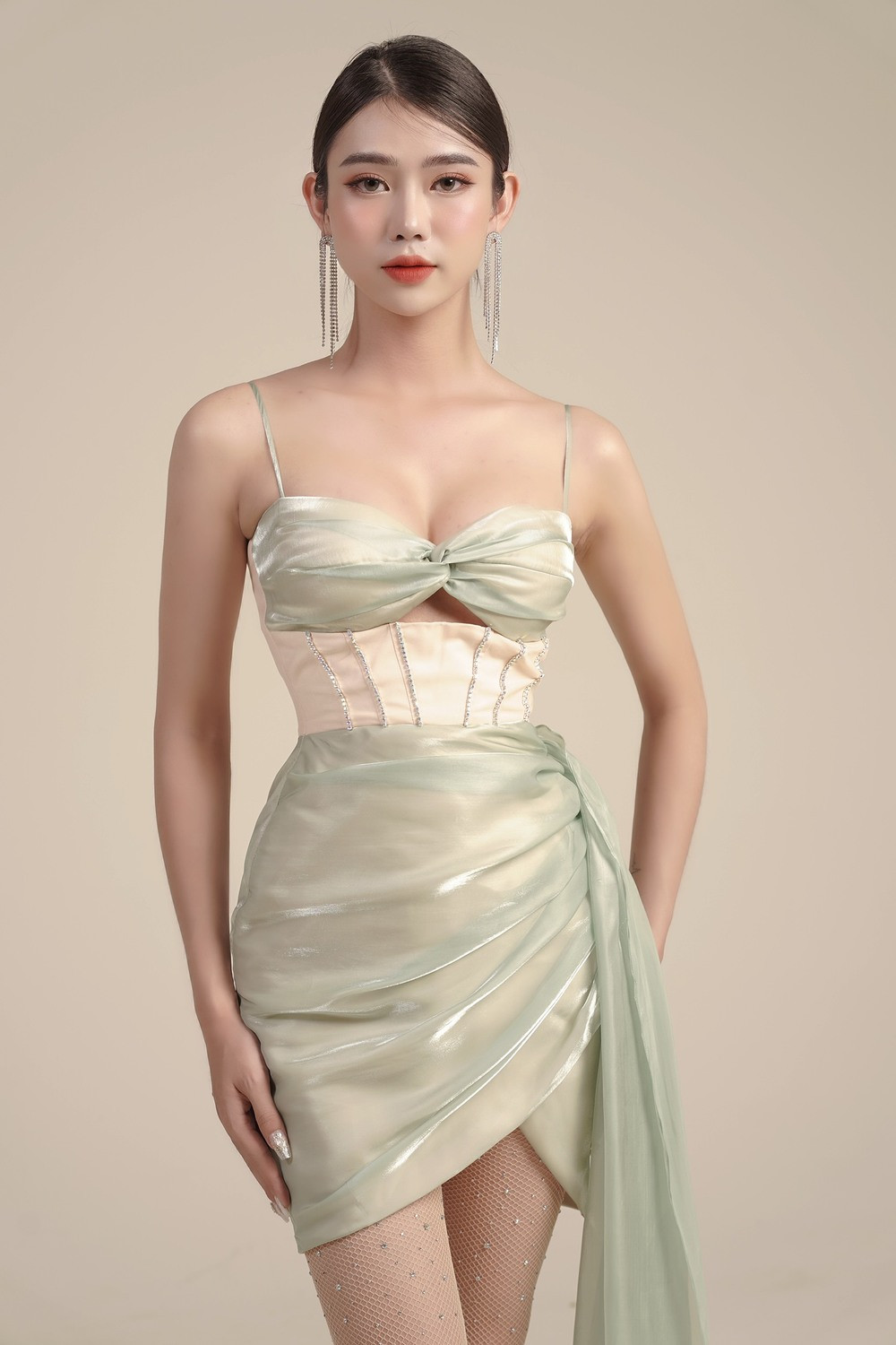 Hà Anh sở hữu một nhan sắc ngọt ngào, hình thể ấn tượng với chiều cao 1m73, số đo 3 vòng 85-63-90.