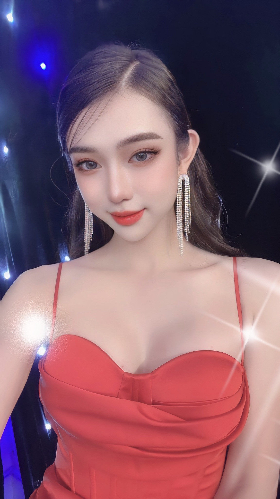 Hà Anh tốt nghiệp Quản lý Văn hóa - chuyên ngành Thanh nhạc tại Đại học Văn hóa Nghệ thuật Quân đội và đam mê nghệ thuật ngay từ khi còn nhỏ.